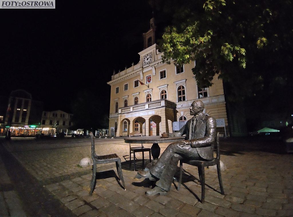 Ostrowski rynek nocą